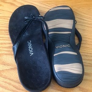 Black Vionic thong sandals, size 10M